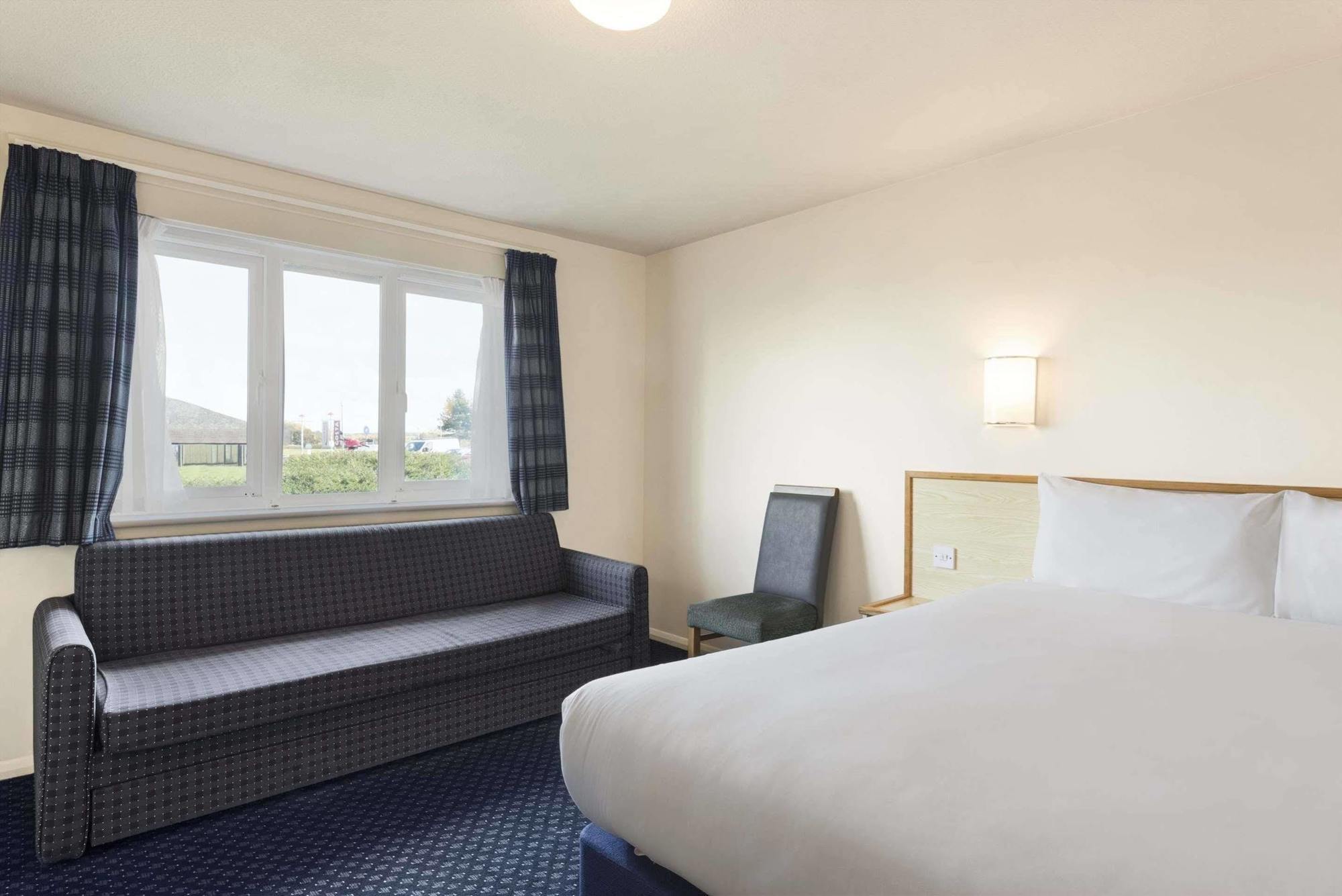 Days Inn Sutton Scotney North Экстерьер фото